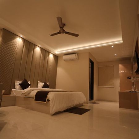 Hotel Maya Crystal Juhi Bari 외부 사진