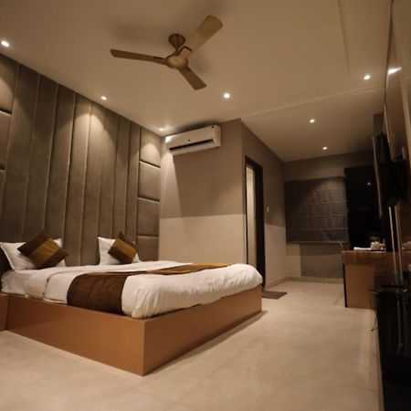 Hotel Maya Crystal Juhi Bari 외부 사진