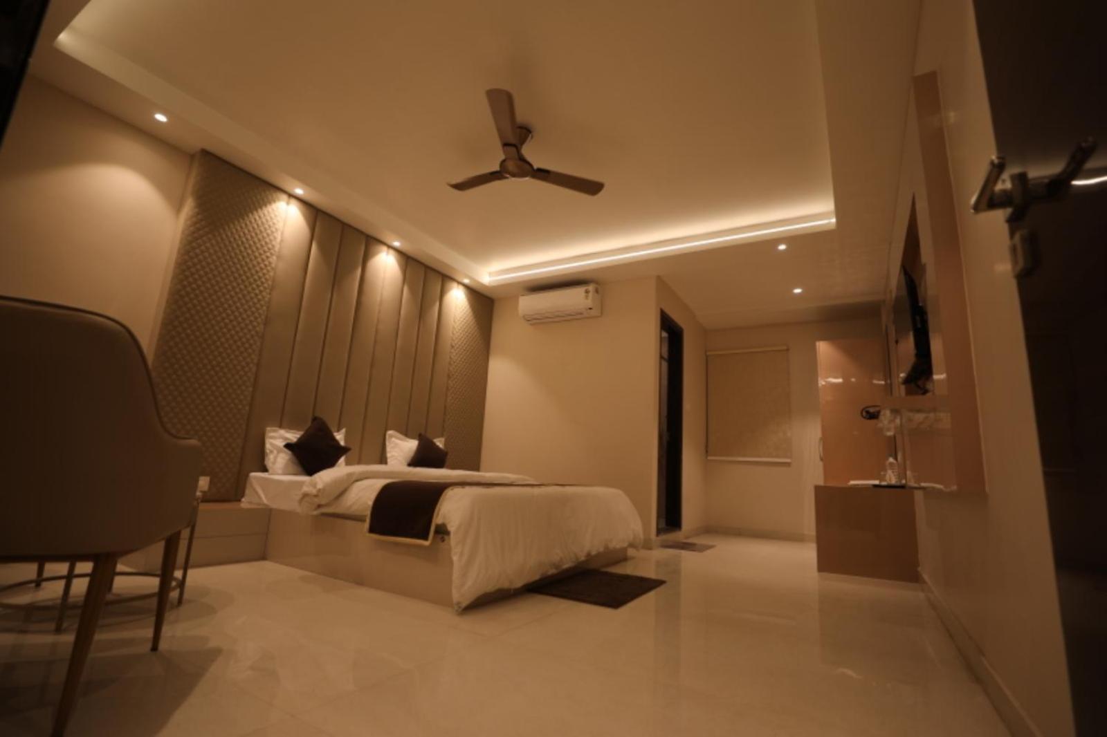 Hotel Maya Crystal Juhi Bari 외부 사진