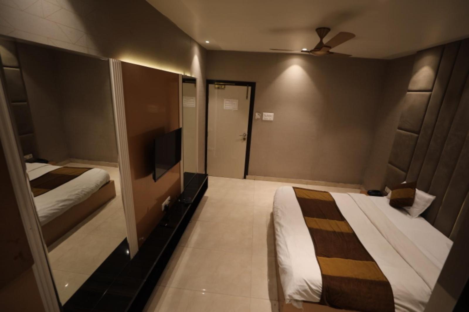 Hotel Maya Crystal Juhi Bari 외부 사진