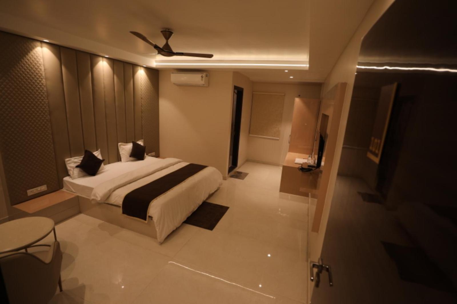 Hotel Maya Crystal Juhi Bari 외부 사진